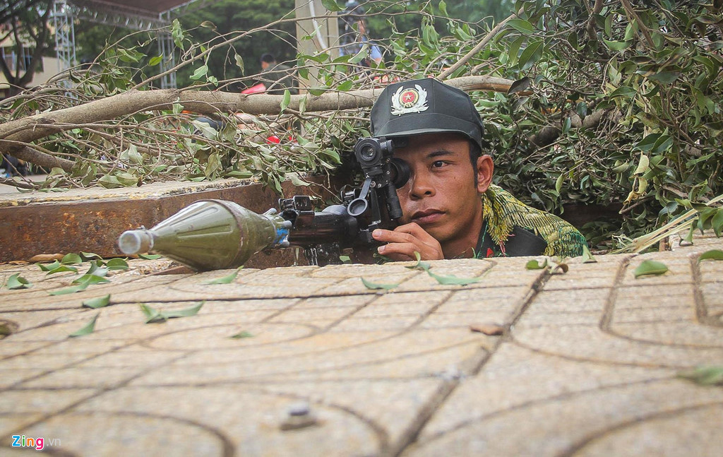 CSCĐ được trang bị hỏa lực mạnh, hóa trang chờ lệnh tiêu diệt mục tiêu. Cảnh sát đặc nhiệm tổ chức phương án bao vây, đột kích, để giải cứu con tin với nhiều lực lượng, tham gia từ nhiều phía.