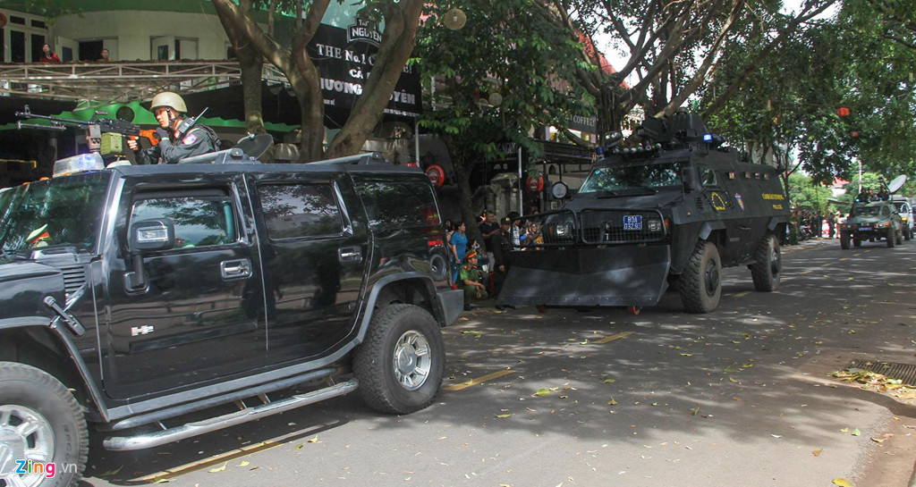 Lực lượng chức năng đã huy động nhiều trang thiết bị hiện đại như xe bọc thép, súng máy để giải cứu con tin.