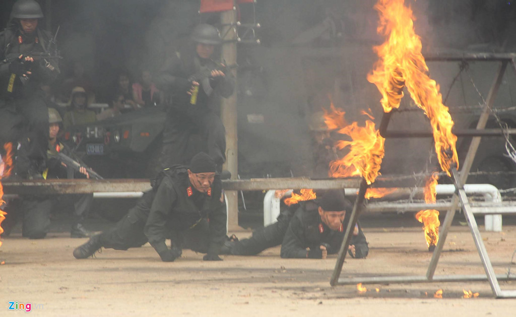 Nhận nhiệm vụ, lực lượng nhanh chóng tập trung nghe theo hướng dẫn của chỉ huy chia làm 3 tổ tiếp cận hiện trường. Các Cảnh sát cơ động vượt qua nhiều chướng ngại vật.