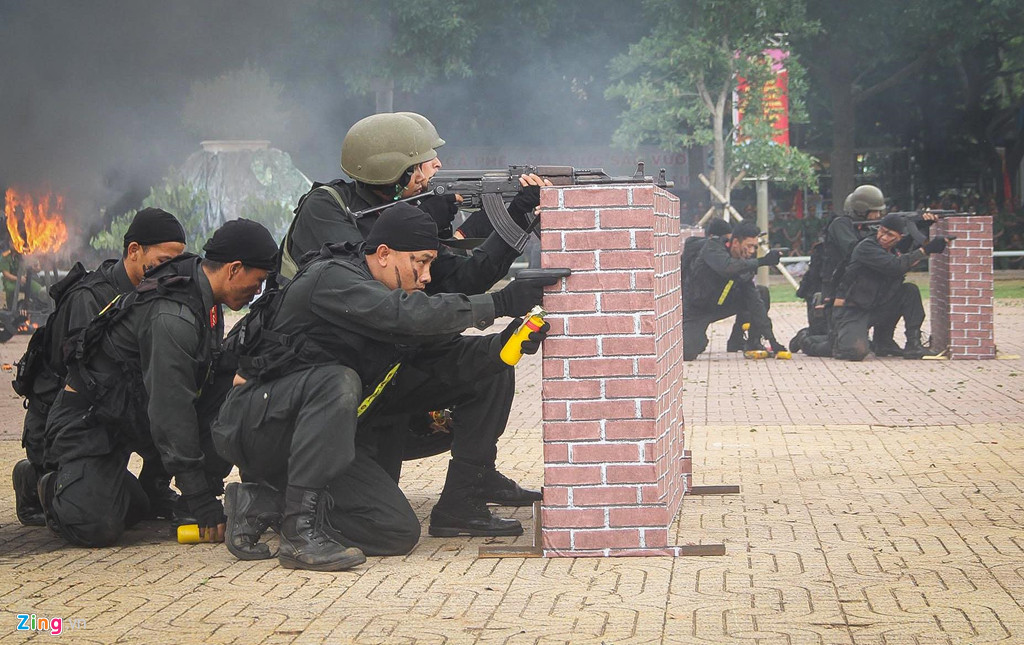 Các tổ công tác ẩn nấp sau chướng ngại vật chờ thời cơ áp sát nhóm khủng bố để giải cứu con tin.