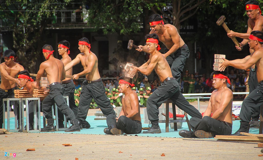 CSCĐ đặt đá trên đầu để đồng đội đập vỡ trong tiếng reo hò của những người chứng kiến. Vòng chung kết khu vực phía Nam, Hội thi điều lệnh, bắn súng, võ thuật CAND lần thứ 5 năm 2019 diễn ra trong 2 ngày 26 và 27/8.