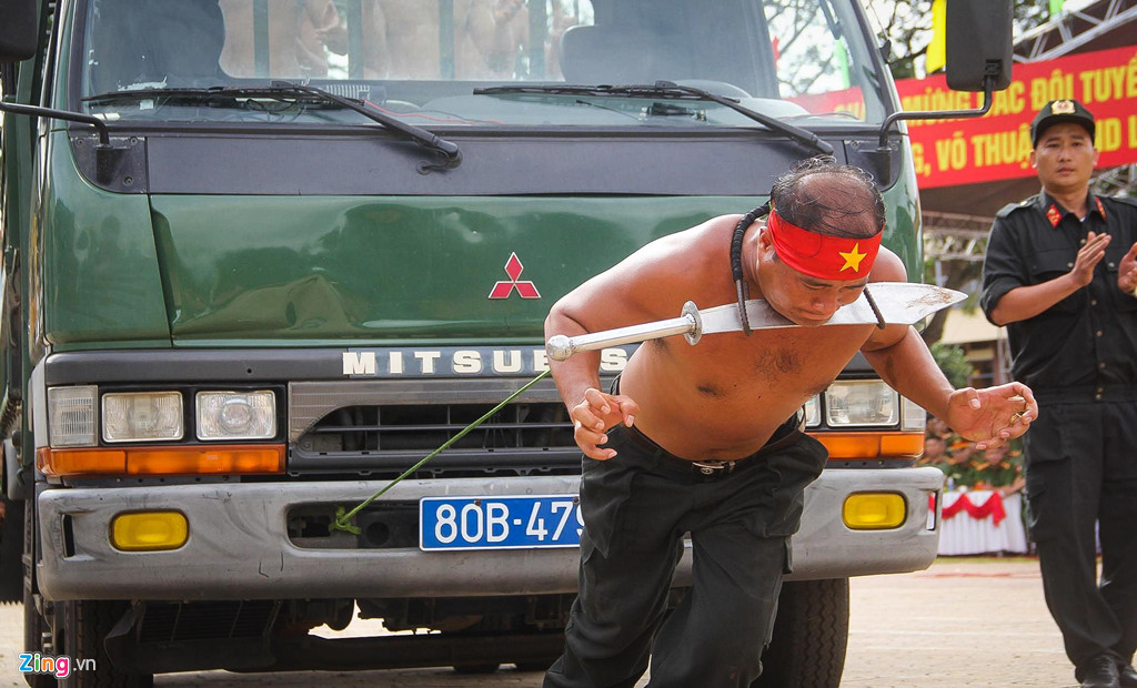 Sau lễ khai mạc, 10 đội tuyển bước vào thi đấu ở các nội dung như thi tình huống võ thuật, lý thuyết, điều lệnh đội ngũ, nghi lễ CAND, bắn súng và thi võ thuật CAND. Trong ảnh là một cán bộ CSCĐ đưa đao vào cổ rồi buộc dây hai đầu kéo xe tải nặng hơn 8 tấn.