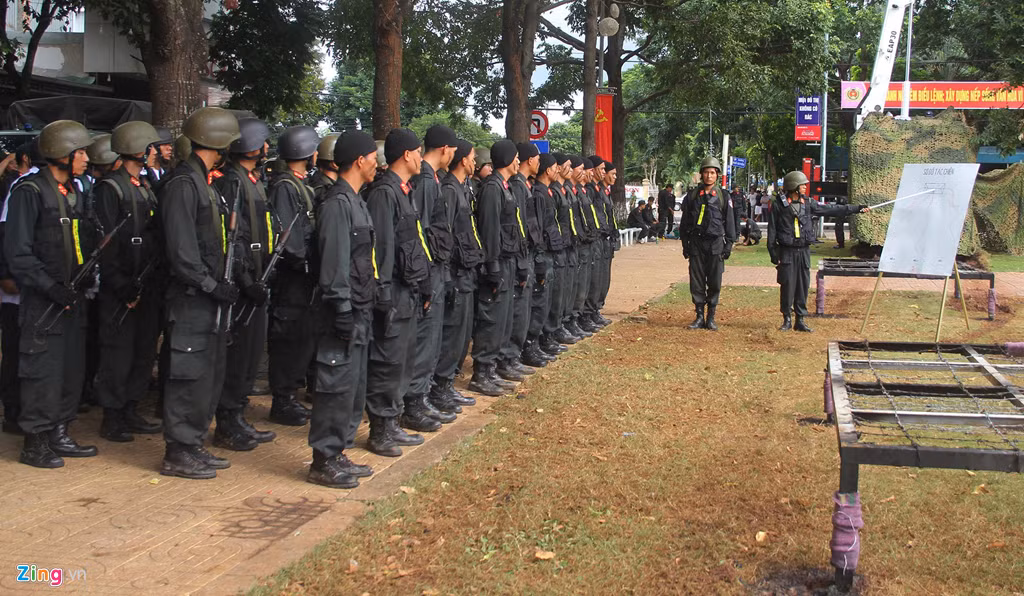 Nhóm khủng bố vừa thương lượng vừa dọa giết chết con tin để uy hiếp, nên việc giải cứu lập tức được triển khai theo nhiều hướng.