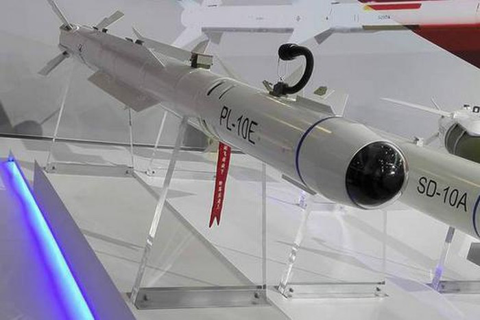 Trong đó PL-10 là loại tên lửa không đối không tầm ngắn được Trung Quốc phát triển cho tiêm kích tàng hình J-20 từ năm 2004. PL-10 sở hữu đầu dò hồng ngoại đa kênh, có khả năng kết hợp với mũ bay tích hợp khí tải hiển thị mục tiêu trên kính mũ. Điều này cho phép phi công có thể tác chiến khóa mục tiêu theo kiểu "nhìn và bắn" cực nhanh