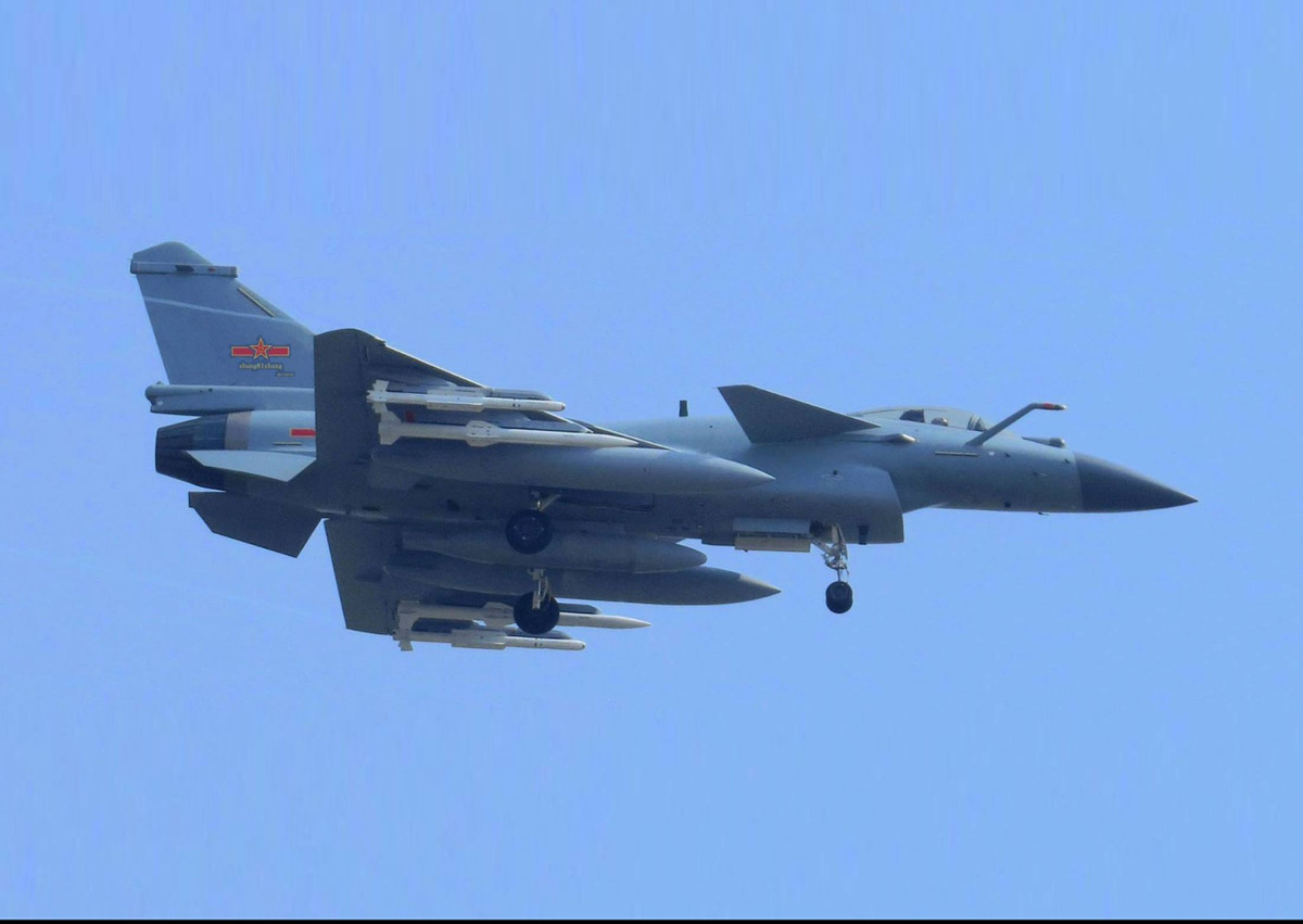 Đặc biệt, J-10C được tiết lộ sở hữu hệ thống radar mạng pha chủ động (AESA) do Trung Quốc phát triển. Đáng tiếc thông số loại radar này tới nay vẫn là điều bí mật.