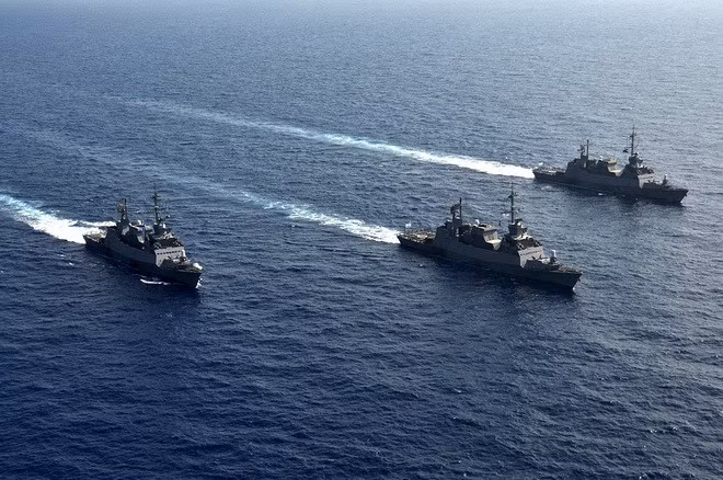 Chưa dừng lại đây, trong cuộc tập trận Mighty Waves, ít nhất 1 tàu Sa'ar 5 của hải quân Israel đã được nhìn thấy trang bị radar mảng pha hạng nhẹ thế hệ mới EL/M-2258 Advanced Light Phasing Array (ALPHA) do tập đoàn IAI-Elta phát triển.