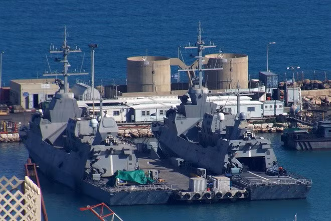 Năng lực phòng không của Sa'ar rất đáng chú ý với 64 tên lửa tầm ngắn Barak 1 (nguyên bản) hoặc 16 tên lửa tầm trung Barak 8 (sau nâng cấp), sàn đáp và nhà chứa máy bay cho phép tiếp nhận 1 trực thăng săn ngầm AS565 Panther.