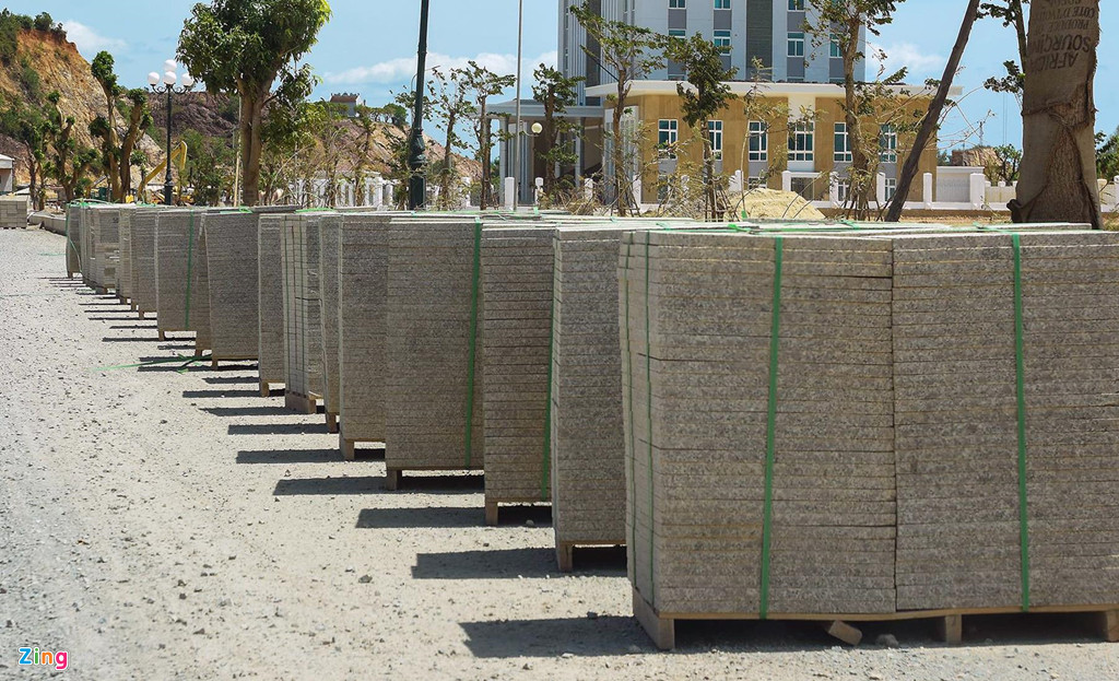 Vật liệu tập kết đến công trường nhưng chưa được ốp vỉa hè. Thanh tra Chính phủ cho biết thêm nhà đầu tư chậm ứng kinh phí rà phá bom mìn vật nổ, chưa làm thủ tục chuyển đổi 7,6 ha rừng phòng hộ, chậm xây khu tái định cư khiến tiến độ dự án chậm kéo dài gây bức xúc cho người dân. Ban Quản lý dự án thiếu quyết liệt trong xử lý nhà đầu tư sai phạm.