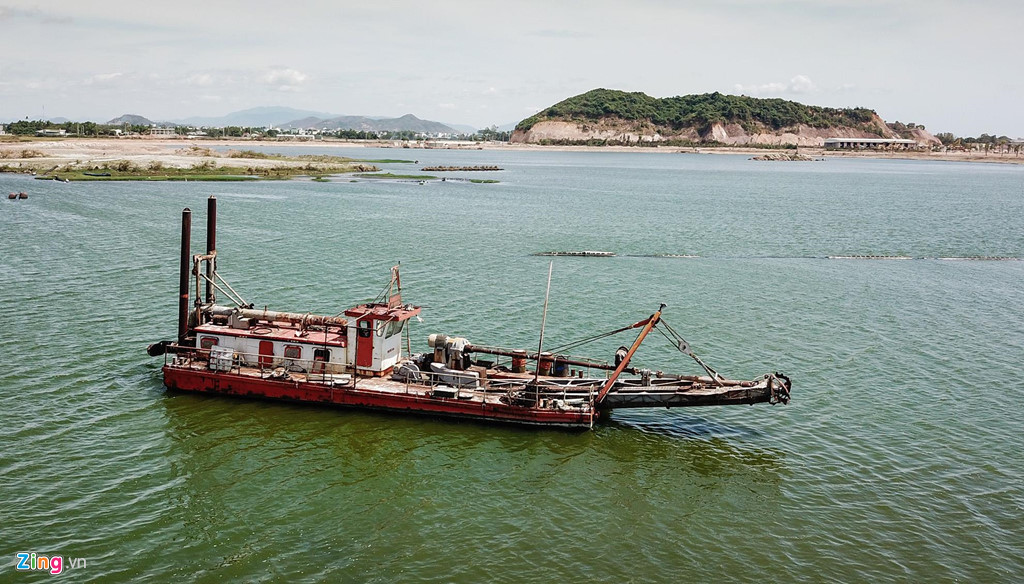 Một xà lan dùng bơm, hút cát phơi nắng, phơi mưa gỉ sét giữa hồ. Ngày 9/8 vừa qua, Thanh tra Chính phủ thông báo kết luận thanh tra về trách nhiệm của UBND tỉnh Bình Định trong việc quản lý đầu tư xây dựng trên địa bàn. Thanh tra Chính phủ chỉ rõ hàng loạt sai phạm ở hai dự án BT gồm: Đường Điện Biên Phủ kéo dài, cải tạo nâng cấp hệ thống tiêu thoát nước hồ Phú Hòa (thực hiện theo hình thức BT) và dự án thanh toán (Khu đô thị - du lịch - văn hóa - thể thao hồ Phú Hòa).