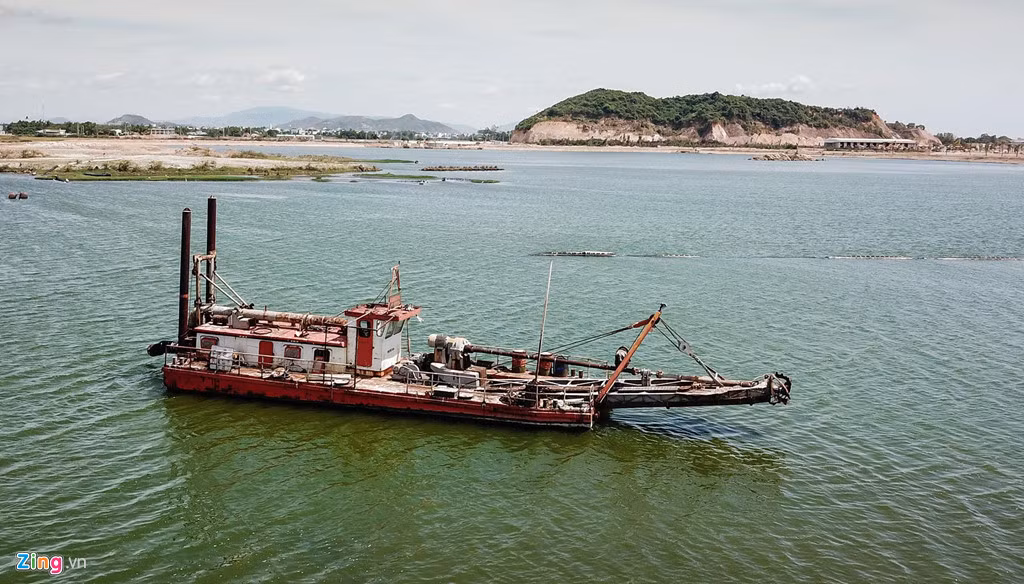Một xà lan dùng bơm, hút cát phơi nắng, phơi mưa gỉ sét giữa hồ. Ngày 9/8 vừa qua, Thanh tra Chính phủ thông báo kết luận thanh tra về trách nhiệm của UBND tỉnh Bình Định trong việc quản lý đầu tư xây dựng trên địa bàn. Thanh tra Chính phủ chỉ rõ hàng loạt sai phạm ở hai dự án BT gồm: Đường Điện Biên Phủ kéo dài, cải tạo nâng cấp hệ thống tiêu thoát nước hồ Phú Hòa (thực hiện theo hình thức BT) và dự án thanh toán (Khu đô thị - du lịch - văn hóa - thể thao hồ Phú Hòa).