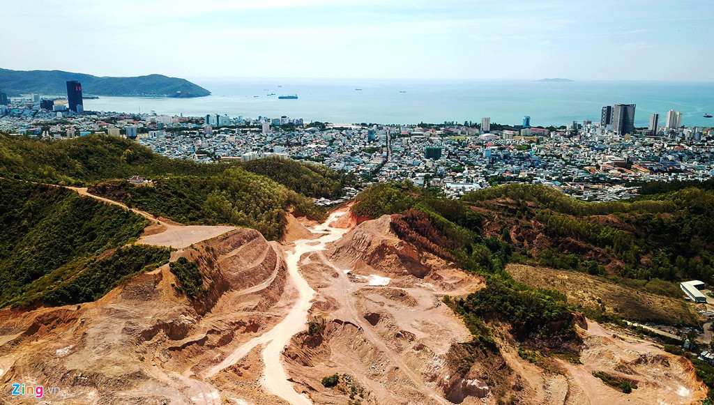 Bình Định cho phép doanh nghiệp đào lấy đất đèo Son để thông tuyến đường Ngô Mây đấu nối vào khu đô thị. Tuy nhiên, sau nhiều năm khởi công, tiến độ tuyến đường chậm kéo dài. Nhà đầu tư đã đào, khoét đất đồi khu vực này đắp nền cho dự án đường Điện Biên Phủ nối dài và san lấp mặt bằng làm khu đô thị hồ Phú Hòa.