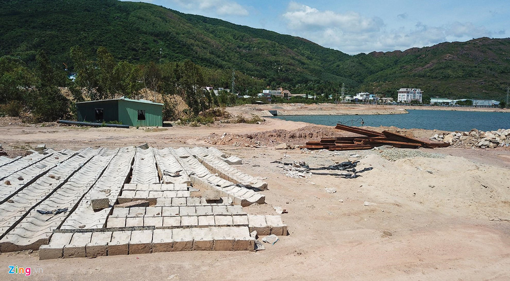 Sau 4 năm, nhà đầu tư huy động các phương tiện cơ giới đào bới, nạo vét, san lấp xung quanh hồ. Theo người dân địa phương, tháng 4/2017, doanh nghiệp đổ đất lấn một đoạn sông Hà Thanh để làm mặt bằng thi công cầu Điện Biên Phủ, gây ngập lụt nghiêm trọng các khu dân cư.