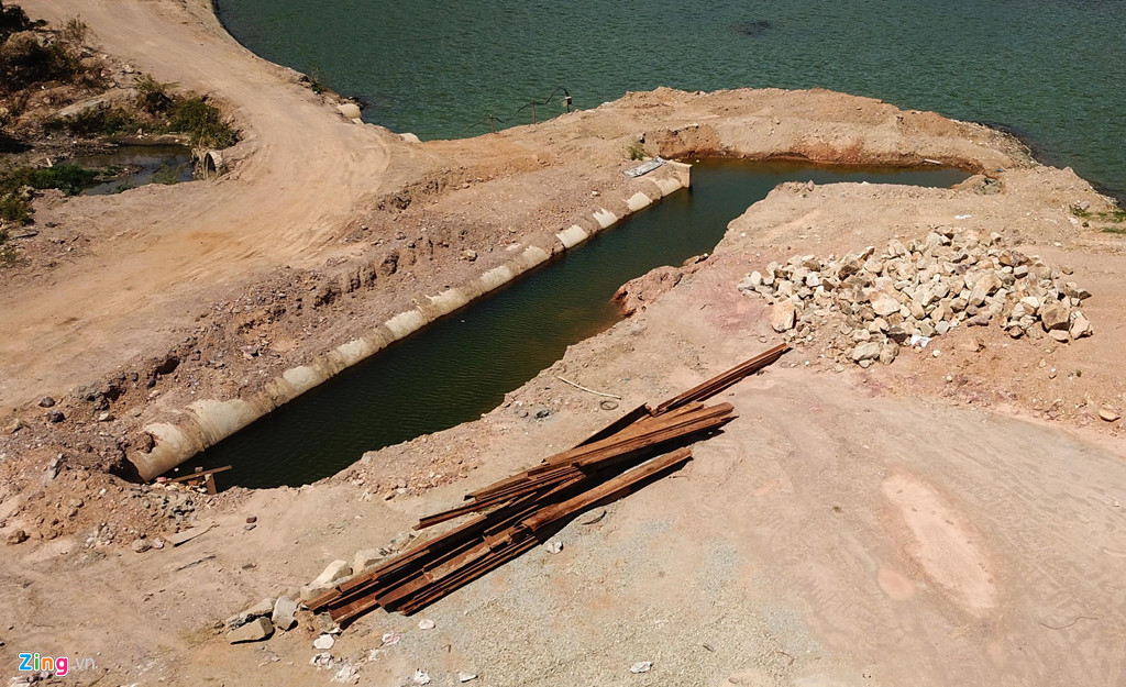 Vật liệu vương vãi bên hạng mục mương thoát nước thi công dở dang. Công trường dự án vắng bóng người suốt nhiều tháng qua.