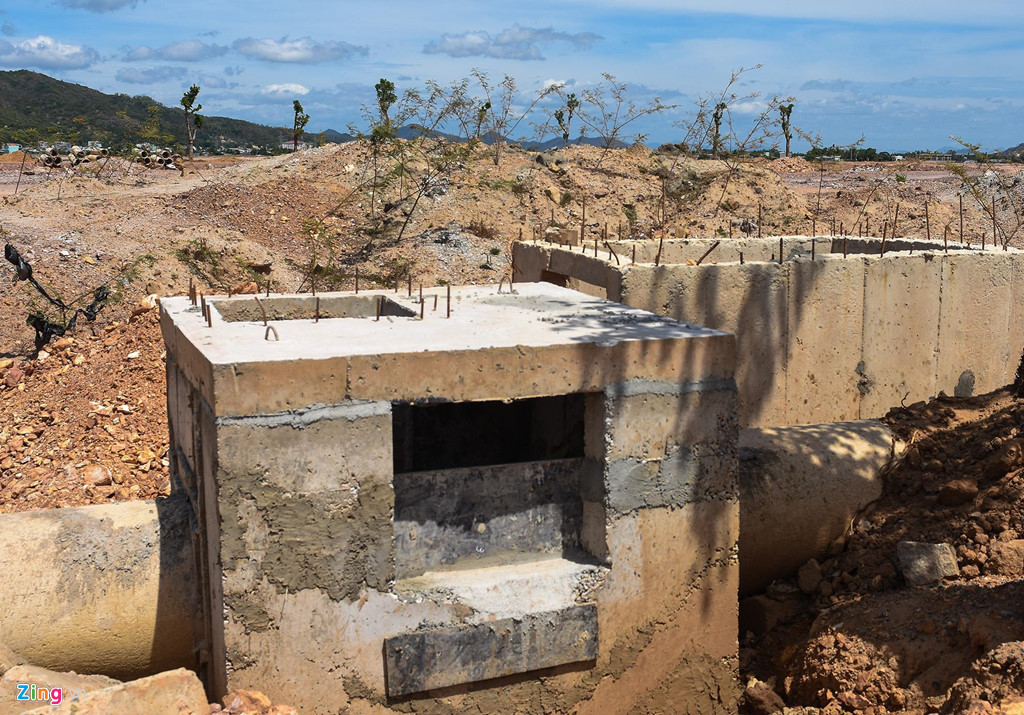 Hạng mục thoát nước thi công dở dang trong khu đô thị Phú Hòa. Ông Tô Tử Thanh, nguyên Bí thư Tỉnh ủy Bình Định, cho biết sau năm 1975, chính quyền thị xã Quy Nhơn (nay là TP Quy Nhơn) từng vận động người dân đào mở rộng hồ Phú Hòa vừa tạo sinh kế vừa điều tiết lũ nước sông Hà Thanh, giải quyết ngập úng phía nam Quy Nhơn.
