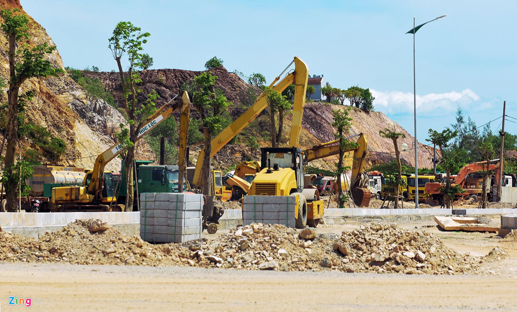 Hàng loạt phương tiện cơ giới "đứng bánh" phơi nắng, phơi mưa trên công trường. Theo Thanh tra Chính phủ, dù Bình Định đã dùng ngân sách địa phương tạm ứng theo hợp đồng cho Công ty CP Tập đoàn Phúc Lộc 201 tỷ đồng, đến nay vẫn còn dư ứng hơn 137 tỷ đồng quá thời hạn hoàn thành khối lượng thanh toán chưa được thu hồi.