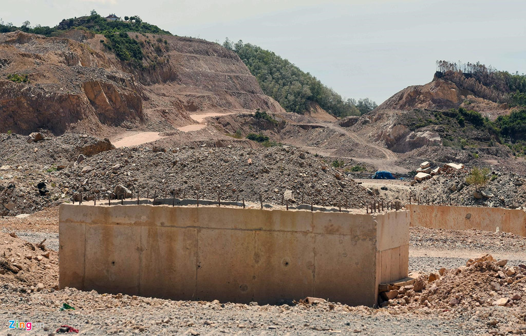 "Tôi xót xa khi gần một nửa hồ Phú Hòa đã bị san lấp. Các địa phương khác, không có núi thì họ tìm cách chuyển đồi thành núi, không có hồ thì đào hồ điều hòa không khí trong bối cảnh biến đổi khí hậu. Vậy mà Quy Nhơn có núi, có hồ thì cho doanh nghiệp tàn phá, lấp đi, phá hủy môi trường”, ông Thanh nói.