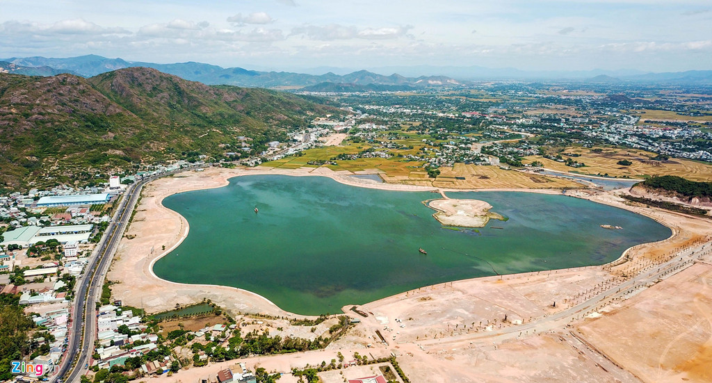 Hạng mục công viên hồ Phú Hòa trong tình trạng thi công dở dang. Người dân địa phương thường gọi hồ nước này là "Ao cá Bác Hồ", từng rộng đến 120 ha và là nơi mưu sinh của hàng trăm hộ dân TP Quy Nhơn. Tuy nhiên, giờ đây doanh nghiệp san lấp hồ chỉ còn lại vài chục ha.