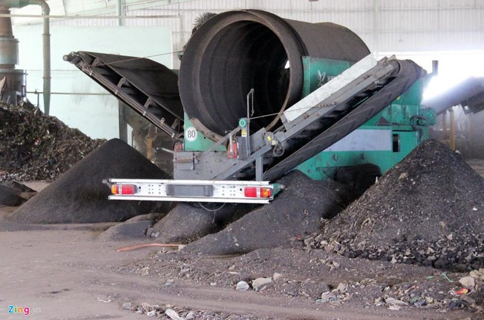 Hệ thống sàng lọc lấy rác hữu cơ bên trong nhà máy.