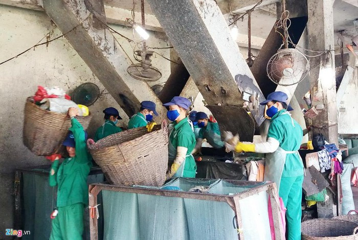 Công nhân phân loại rác tại nhà máy. Tổng số nhân sự tại nhà máy này là 101 người, Công ty Công Lý trả lương khoảng 800 triệu đồng/tháng. Theo lãnh đạo Công ty Công Lý, trong 6 năm hoạt động nhà máy lỗ 133 tỷ đồng.