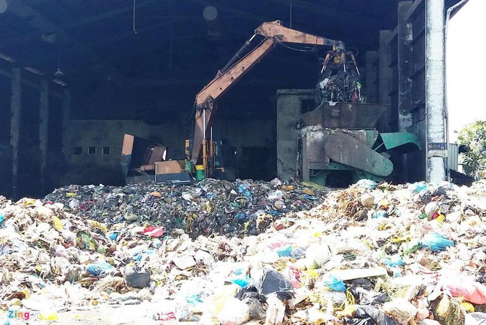 Nhà máy xây dựng theo hệ thống thiết bị công nghệ VIBIO. Đây là quy trình công nghệ áp dụng có khả năng xử lý từ 50-400 tấn rác thải hữu cơ sinh hoạt mỗi ngày. Sự linh hoạt của thiết kế theo tiêu chuẩn International Composting Corporation (ICC) còn có thể mở rộng công suất hoạt động của hệ thống để xử lý bất kỳ khối lượng rác thải phát sinh nào. Trong ảnh là công đoạn cơ giới xé rác để đưa vào hệ thống sàn lọc.