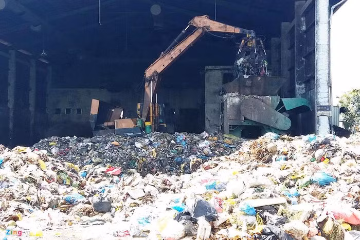 Nhà máy xây dựng theo hệ thống thiết bị công nghệ VIBIO. Đây là quy trình công nghệ áp dụng có khả năng xử lý từ 50-400 tấn rác thải hữu cơ sinh hoạt mỗi ngày. Sự linh hoạt của thiết kế theo tiêu chuẩn International Composting Corporation (ICC) còn có thể mở rộng công suất hoạt động của hệ thống để xử lý bất kỳ khối lượng rác thải phát sinh nào. Trong ảnh là công đoạn cơ giới xé rác để đưa vào hệ thống sàn lọc.