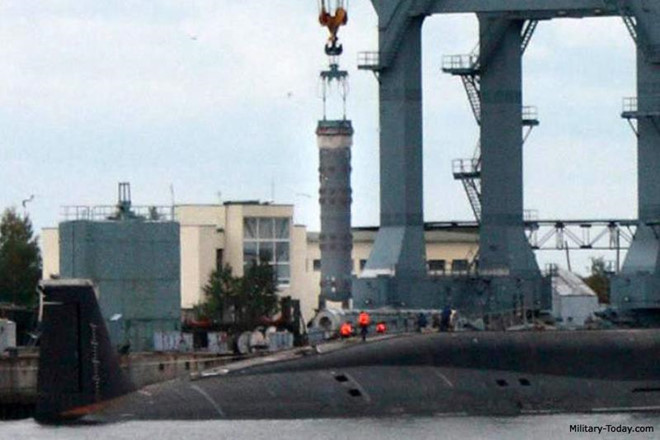 Tên lửa Bulava dài 12,1 m, đường kính 2,1 m, trọng lượng 36,8 tấn. Tên lửa có thể mang theo 6-10 đầu đạn hạt nhân với đương lượng nổ 150 kT/đầu đạn. Bulava có tầm bắn khoảng 10.000 km, bán kính lệch mục tiêu chỉ khoảng 350 m. Ảnh: Military Today.