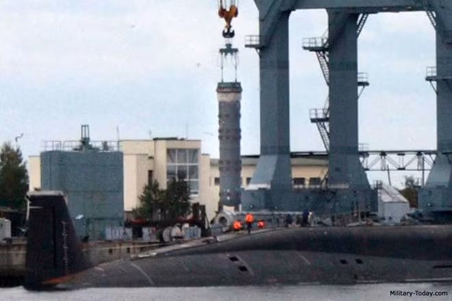 Tên lửa Bulava dài 12,1 m, đường kính 2,1 m, trọng lượng 36,8 tấn. Tên lửa có thể mang theo 6-10 đầu đạn hạt nhân với đương lượng nổ 150 kT/đầu đạn. Bulava có tầm bắn khoảng 10.000 km, bán kính lệch mục tiêu chỉ khoảng 350 m. Ảnh: Military Today.