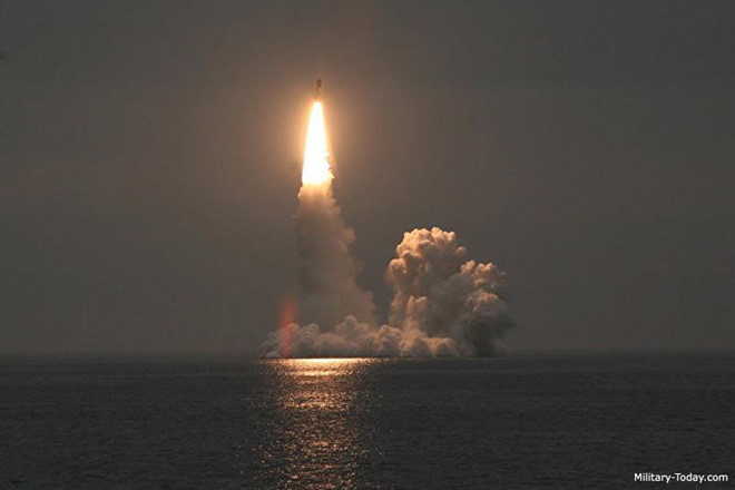 Quá trình phát triển và thử nghiệm tên lửa Bulava gặp nhiều khó khăn. Tính đến năm 2017, 27 vụ thử nghiệm đã được thực hiện nhưng có tới 12 lần thất bại. Tuy nhiên, các vấn đề kỹ thuật của tên lửa đã dần được khắc phục, các thử nghiệm từ năm 2015 trở đi đều thành công. Ảnh: Military Today.