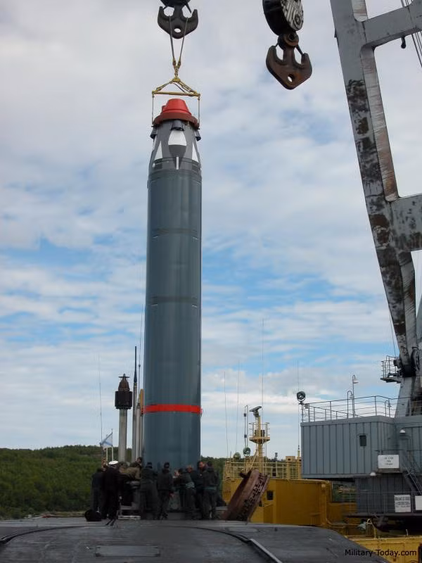 Mỗi tàu ngầm Delta IV mang theo 16 tên lửa Sineva trong khi trên lý thuyết mỗi tàu có thể mang tới 160 đầu đạn hạt nhân với đương lượng nổ 100 kt/đầu đạn. Với sức công phá khủng khiếp của đầu đạn hạt nhân, 160 đầu đạn đủ để san phẳng cả một quốc gia. Ảnh: Military Today.