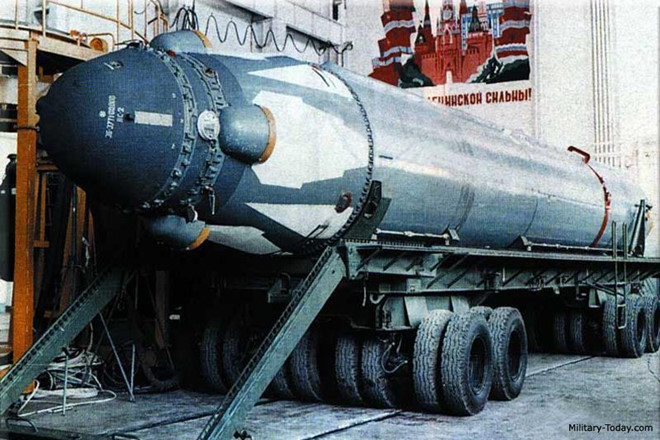 R-29RMU Sineva thuộc loại tên lửa đạn đạo nhiên liệu lỏng 3 giai đoạn. Dài 14,8 m, đường kính 1,9 m, trọng lượng 40 tấn. Tên lửa được đưa vào phục vụ trong hải quân Nga từ năm 2007, dự kiến phục vụ đến năm 2030. Ảnh: Military Today.