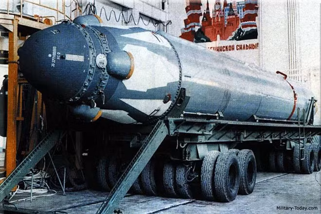 R-29RMU Sineva thuộc loại tên lửa đạn đạo nhiên liệu lỏng 3 giai đoạn. Dài 14,8 m, đường kính 1,9 m, trọng lượng 40 tấn. Tên lửa được đưa vào phục vụ trong hải quân Nga từ năm 2007, dự kiến phục vụ đến năm 2030. Ảnh: Military Today.