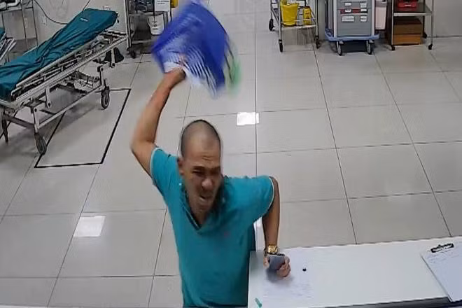 Benh nhan say xin danh 2 dieu duong vien