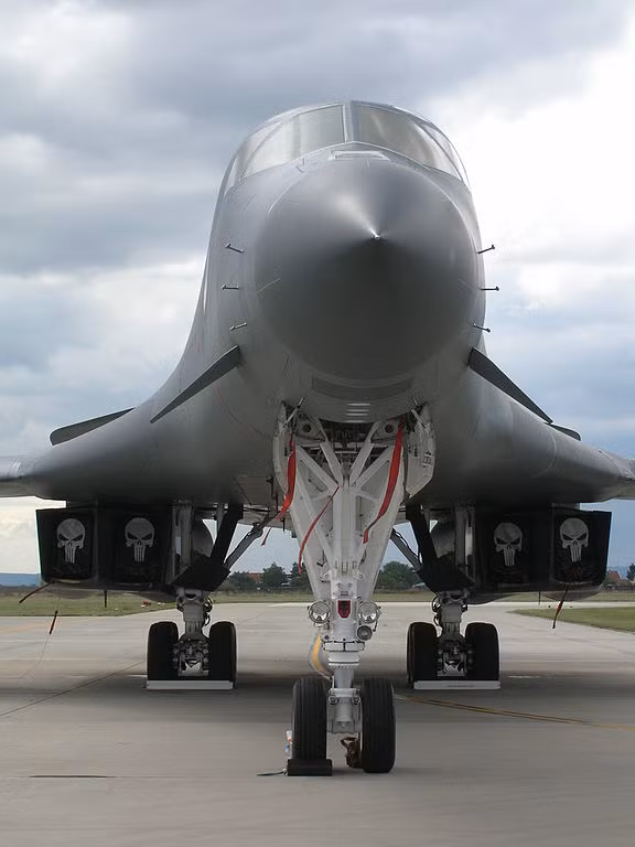 B-1B Lancer được thiết kế và sản xuất bởi hãng Rockwell International và sau này là Boeing phát triển. Với chuyến bay đầu tiên được thực hiện năm 1974, chính thức phục vụ năm 1986. Đơn giá một chiếc B-1B Lancer lên tới 283,1 triệu USD (giá năm 1998). Dự kiến, các máy bay B-1B sẽ hoạt động trong Không lực Mỹ tới tận năm 2030.