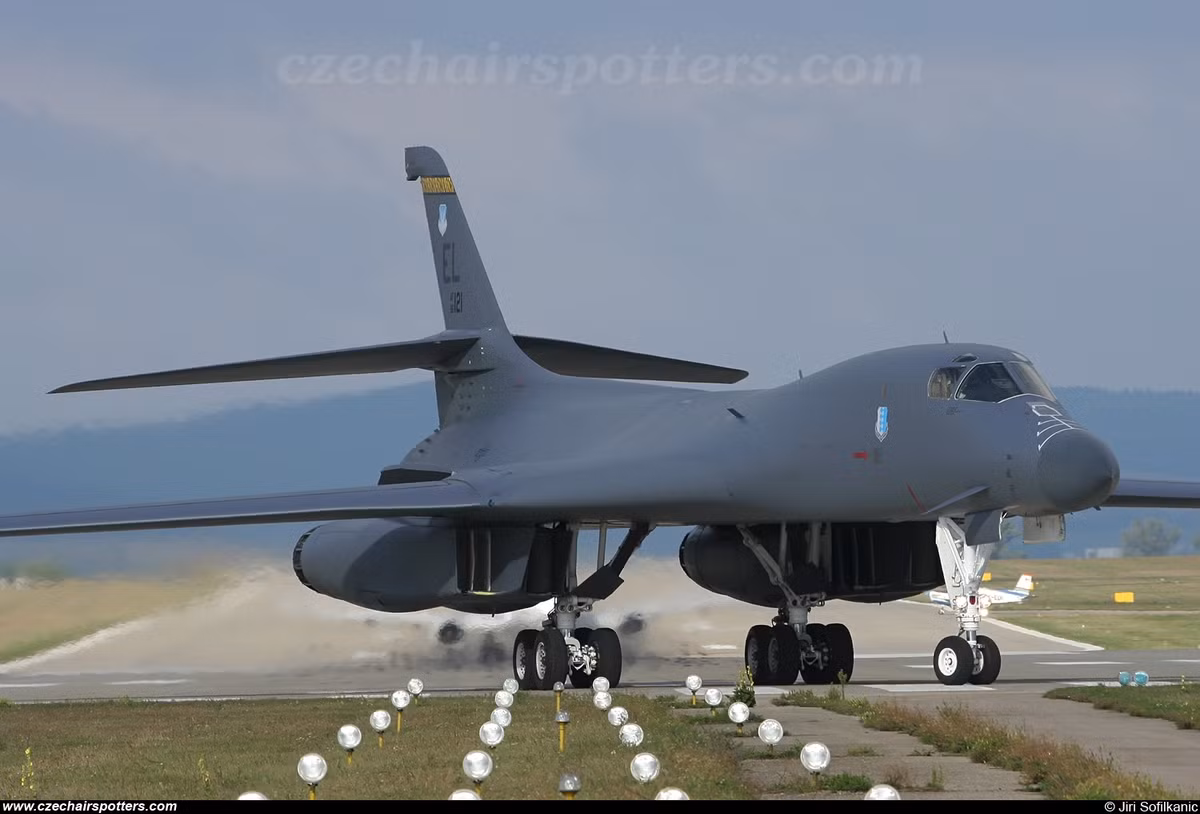 B-1B Lancer là máy bay ném bom hạng nặng tốc độ siêu âm, cánh cụp cánh xòe, là một trong bộ ba máy bay ném bom chiến lược, có khả năng triển khai vũ khí hạt nhân của Không quân Mỹ. Nó cũng được xem là một trong những máy bay ném bom chiến lược nhanh nhất thế giới hiện nay. Về tốc độ, nó chỉ đứng sau Tu-22M3 và Tu-160 của Nga.