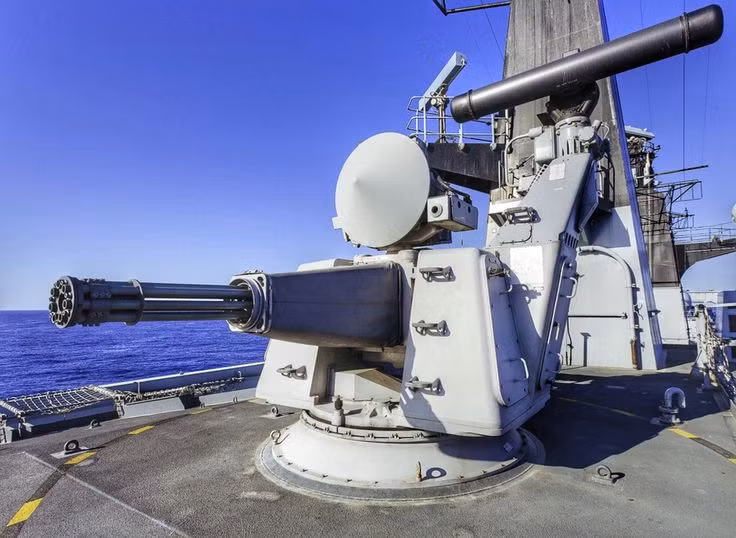 Goalkeeper là một hệ thống vũ khí phòng thủ tầm gần của Hà Lan, được giới thiệu vào năm 1979. Nó là một hệ thống vũ khí phòng thủ hoàn toàn tự động để chống lại tên lửa rất cơ động, máy bay và tàu cơ động cao. Sau khi kích hoạt, hệ thống tự động cam kết toàn bộ quá trình từ phát hiện, giám sát đến tiêu diệt, sau đó lựa chọn các mục tiêu ưu tiên tiếp theo. Hệ thống sử dụng pháo nòng xoay 7 nòng 30mm GAU-8 Avenger – loại pháo sử dụng trên máy bay A-10 Warthorg với tốc độ bắn lên đến 4.200 phát/phút. Goalkeeper có 2 radar, một radar 2D băng sóng I để phát hiện, nhận dạng mục tiêu và một radar theo dõi băng sóng I và K để giám sát, theo dõi và chỉ thị mục tiêu.