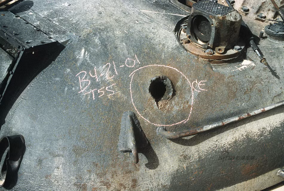 Lịch sử tham chiến của xe tăng T-55 bắt đầu từ năm 1956 cho tới tận hôm nay vẫn còn tiếp diễn. Dẫu cho được đánh giá cao về giáp bảo vệ, hỏa lực và cơ động ngay từ những ngày đầu tham chiến, tuy nhiên không vì thế mà T-55 không chịu những tổn thất. Thay vào đó, đó là những tổn thất ghê gớm. Ảnh: Sườn tháp pháo T-55 bị xuyên thủng.