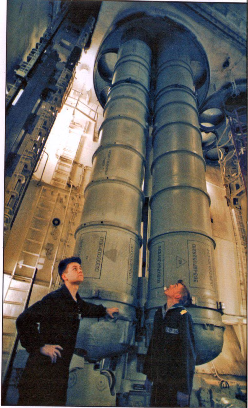 Trên ba chiếc Ushakov, Lazarev và Nakhimov mang tới 96 quả đạn tên lửa S-300F. Tuy nhiên, trên Peter Đại đế số lượng đạn được cắt giảm, nhưng sử dụng phiên bản mới S-300FM với 48 quả đạn 48N6 có tầm phóng tới 150km, trần bắn 27km, có thể chống được tên lửa đạn đạo. Trong khi loại S-300F chỉ đạt tầm bắn 90km.