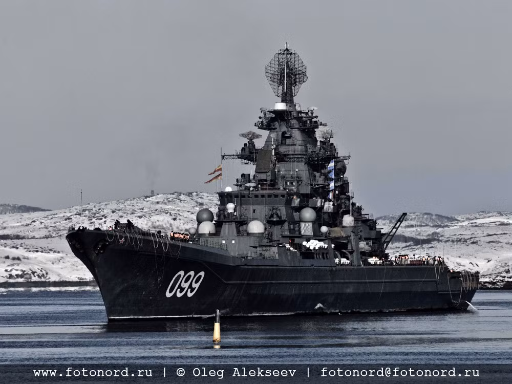 Tuần dương hạm lớp Kirov có lượng giãn nước toàn tải 28.000 tấn, tiêu chuẩn 24.300 tấn, dài 252m, rộng 28,5m, mớn nước 9,1m. Kích thước của nó tương đương thiết giáp hạm trong Chiến tranh Thế giới thứ nhất, lớn bằng tàu sân bay cỡ nhỏ - trung trên thế giới hiện đại.