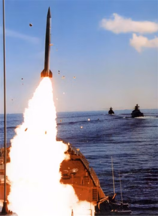 Ngoài ra, trên Peter Đại đế còn được trang bị hơn 200 quả tên lửa phòng không tầm 15km đổ lại gồm: 128 quả đạn tên lửa của hệ thống 9K95 Tor (ảnh); 40 quả đạn OSA-MA và 48 quả đạn trên hệ thống Kashtan.