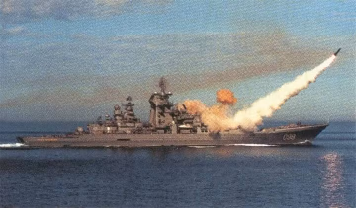 Kirov được trang bị tên lửa hành trình chống hạm P-700 Granit có tầm phóng 625km, tốc độ bay siêu âm Mach 1,6 độ cao thấp và Mach 2,5 độ cao lớn, tran gbij đầu tự dẫn radar chủ động kháng nhiễu và hệ thống ngắm mục tiêu vệ tinh Legenda (nhưng không còn sử dụng).