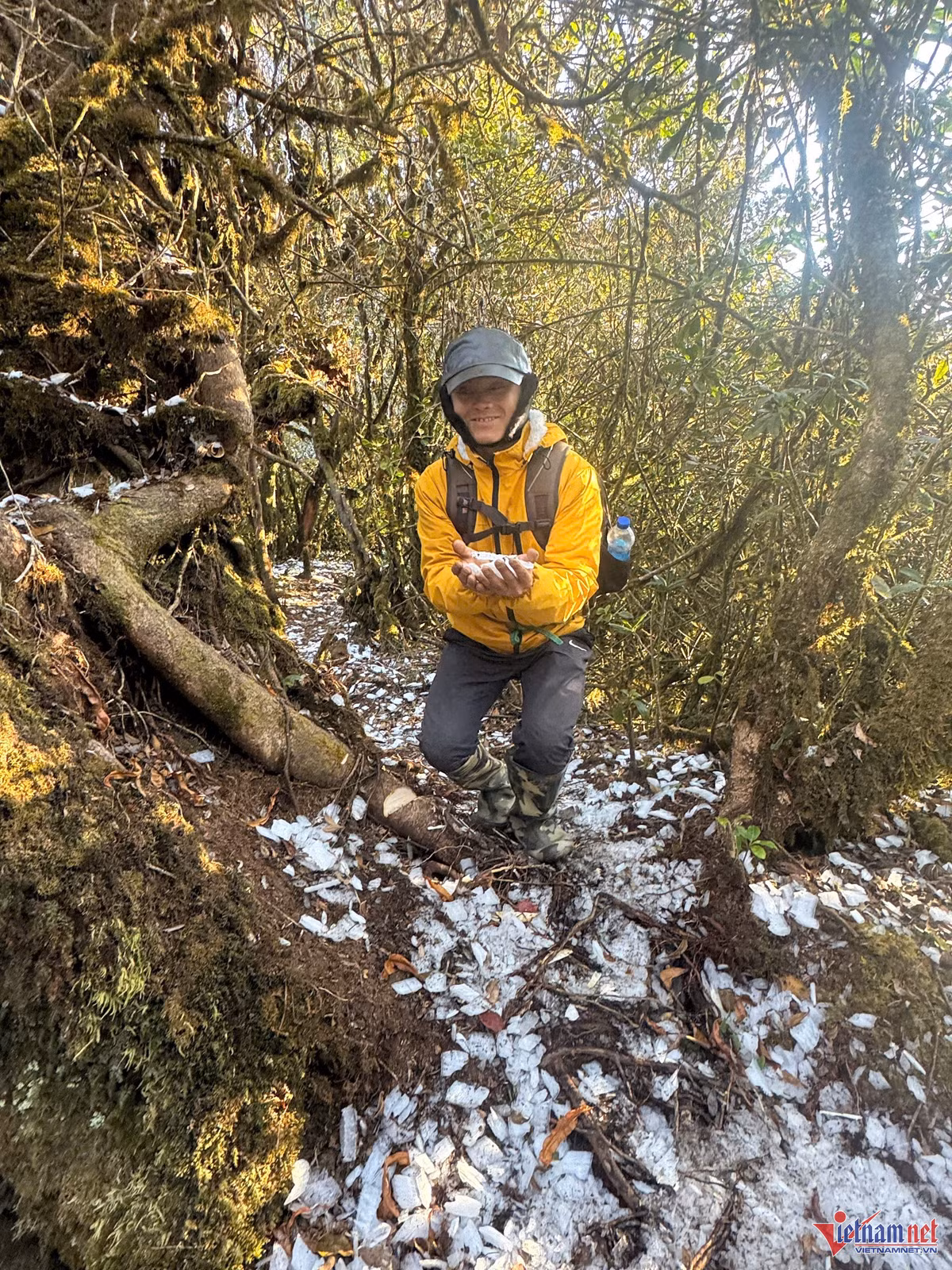 Theo dự báo của Trung tâm khí tượng thủy văn quốc gia, tại khu vực phía Tây Bắc Bộ trong vài ngày tới trời rét đậm, rét hại. Vùng núi cao có khả năng xảy ra băng giá và sương muối. Nhiều du khách đam mê leo núi cảm thấy thú vị với hiện tượng thời tiết hiếm gặp này. Ảnh: XĐ