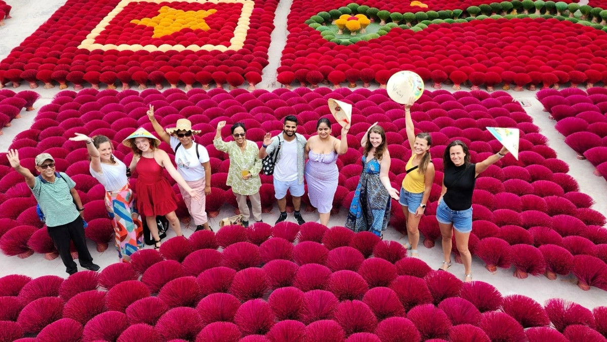 Lãnh đạo xã Quảng Phú Cầu cho biết, làng hương đã hơn 100 năm tuổi, không chỉ là nơi lưu giữ vật phẩm mang ý nghĩa văn hóa tâm linh của người Việt mà còn là địa điểm du lịch nổi tiếng của Thủ đô. (Ảnh: Dân Trí).