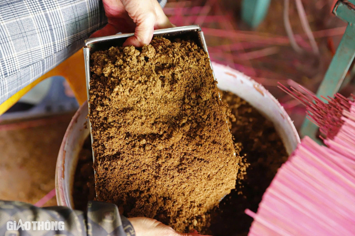 Đặc trưng riêng của hương Quảng Phú Cầu là những nguyên liệu truyền thống có trong tự nhiên như: Trầm, tùng, trắc, bạch chỉ, hoa hồi quế chi, nhựa cây trám, củ, rễ cây hương bài, than xoan... (Ảnh: Giao thông).