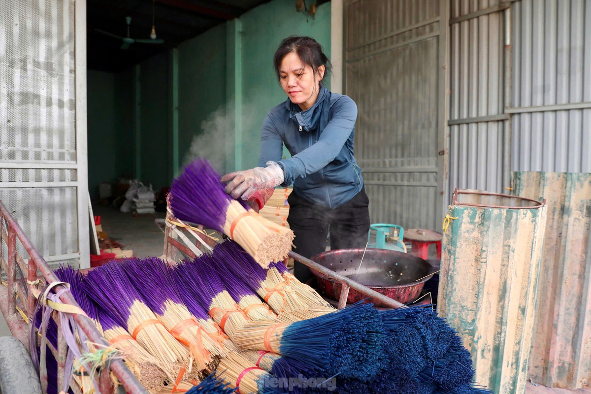 Chị Lê Thị Loan, chủ cơ sở An Loan chia sẻ với Báo Tiền Phong: “Gia đình tôi có 10 nhân công cố định, tăng lên 15 người vào dịp Tết. Mỗi tháng sản xuất hơn 60 tấn tăm hương, dịp Tết hơn 100 tấn, giá 20.000 đồng/kg. Hơn 10 năm qua, chúng tôi sử dụng máy sấy để đảm bảo chất lượng sản phẩm, không lo bị mốc hay lên xấu màu".(Ảnh: Tiền Phong).