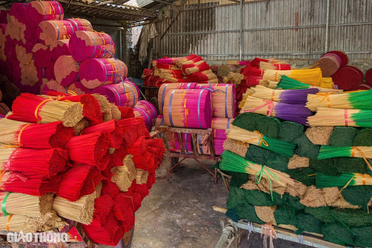 Đối với loại chân hương nhuộm đỏ thường được sử dụng trong đình chùa, còn loại màu hồng sử dụng trong các gia đình. Mỗi bó tăm hương nặng khoảng 3kg được người dân làng hương Quảng Phú Cầu bán với giá 3.000 đồng/kg. (Ảnh: Giao Thông).