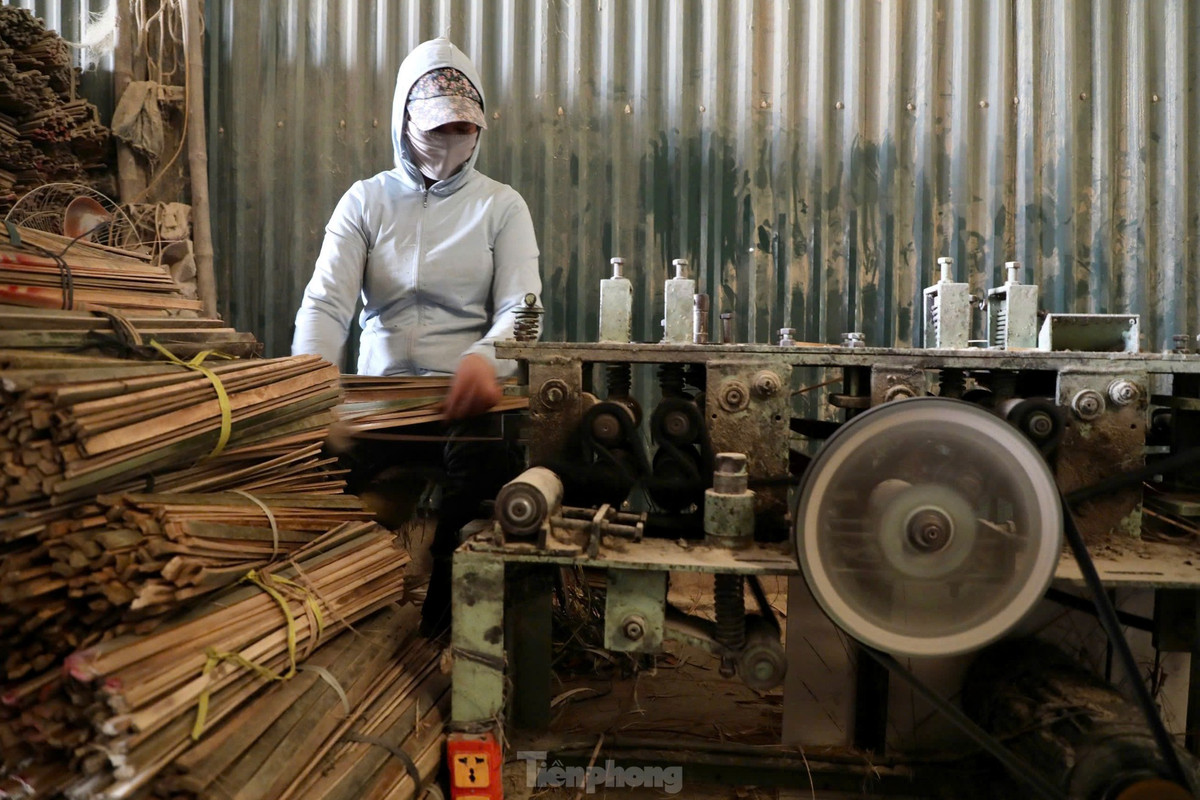 Để kịp đáp ứng nhu cầu thị trường tăng vọt, hầu hết gia đình đều phải tăng cường nhân công, huy động cả người lớn lẫn trẻ nhỏ vào công việc. Khắp các xưởng, không khí lao động trở nên hối hả, máy móc hoạt động hết công suất. (Ảnh: Tiền Phong).