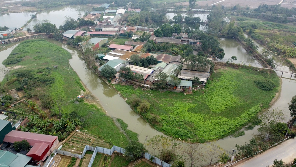 Ban đầu người dân vào rừng bắt rắn về lấy thịt hoặc mang đi bán kiếm tiền, dần dần nguồn rắn tự nhiên ít đi, sau đó nhiều người nảy ra ý tưởng bắt rắn về nuôi (người dân nơi đây gọi tắt là con phì phì).