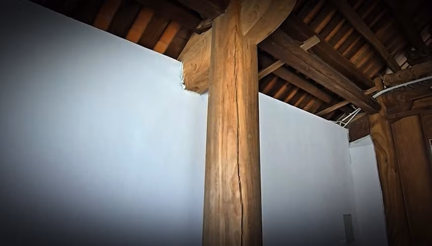 Một số trụ cột gỗ xuất hiện những vết nứt lớn kéo dài.