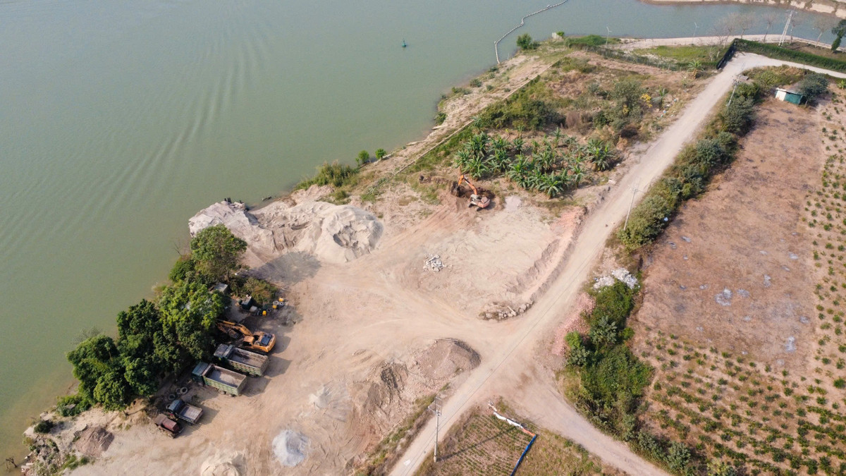 Bến bãi không phép ở Phù Đổng cố tình hoạt động sẽ bị rào lại Ben bai khong phep o Phu Dong co tinh hoat dong se bi rao lai