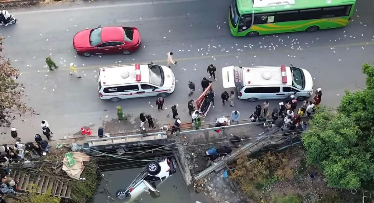 Khoảnh khắc ôtô lao xuống mương khiến 7 người tử vong ở Nam Định Khoanh khac oto lao xuong muong khien 7 nguoi tu vong o Nam Dinh